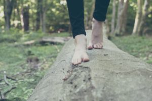 Marcher pieds nus dans la nature